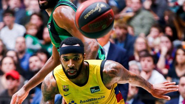 El Barça gana sin problemas un derbi descafeinado