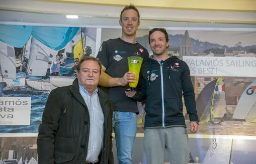 Los austríacos Lukas Märh y David Bargehr con el trofeo Manuel Albalat como ganadores absolutos de la 44 Christmas Race
