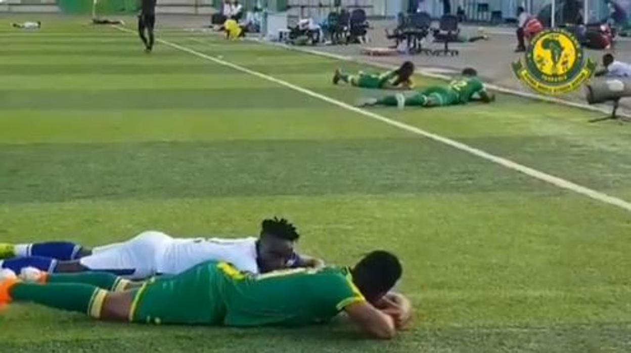 El susto durante un partido de fútbol en Tanzania que se ha hecho viral