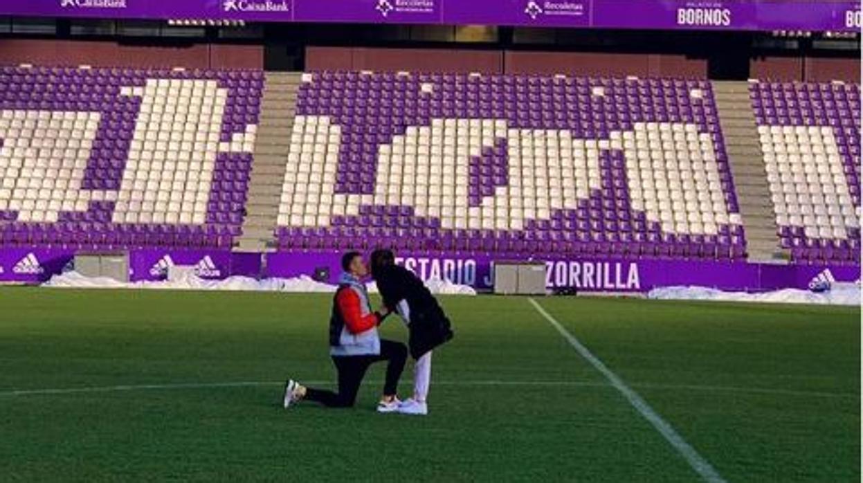 Lunin pide matrimonio a su novia en el césped de Zorrilla, casi inédito para él