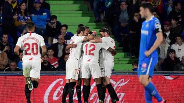 El Sevilla respira con una goleada en el Coliseum