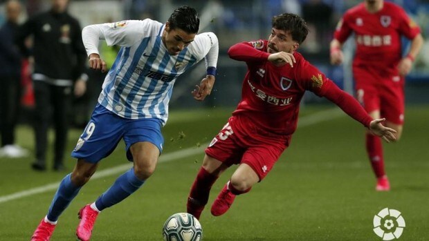 El Málaga respira con un gol de Adrián