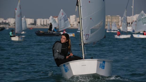 El viento se ausenta y trunca el estreno de la VI Regata Ciudad de El Puerto