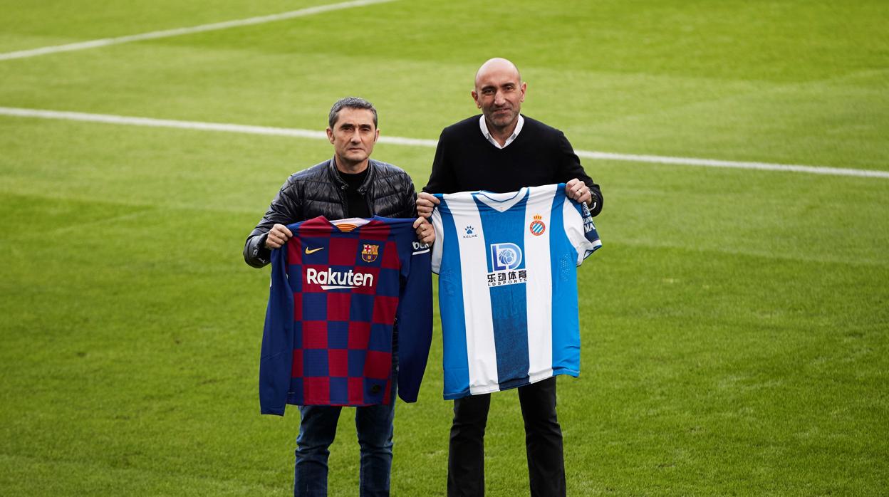 Valverde y Abelardo posan antes del derbi en el estadio de Cornellá