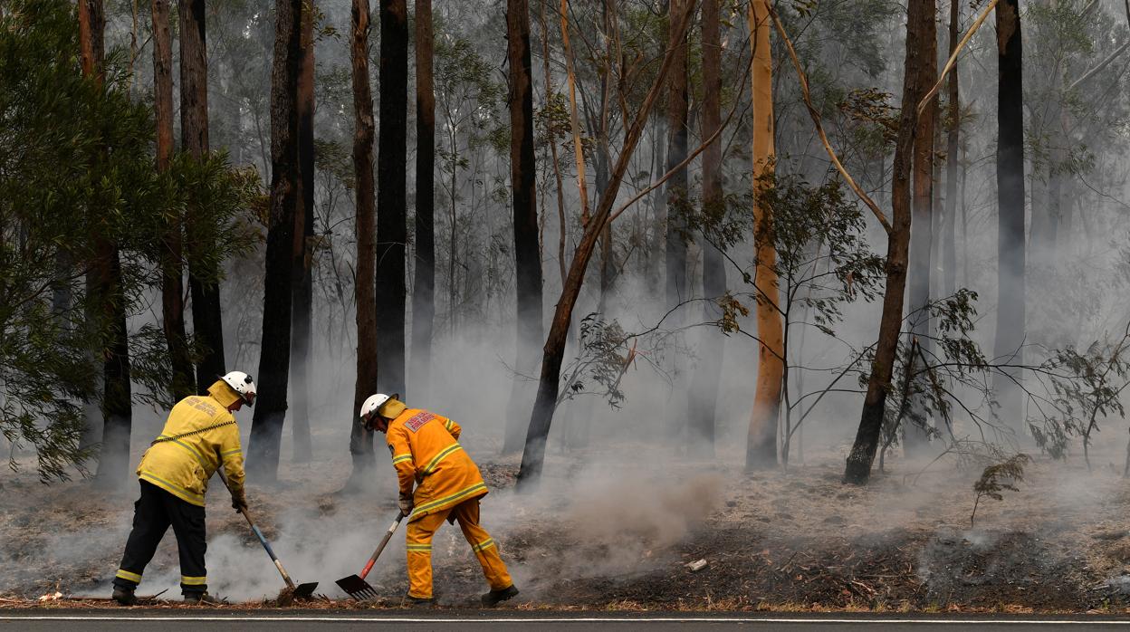 Bomberos y voluntarios trabajan contra los incendios en el Sur de Australia