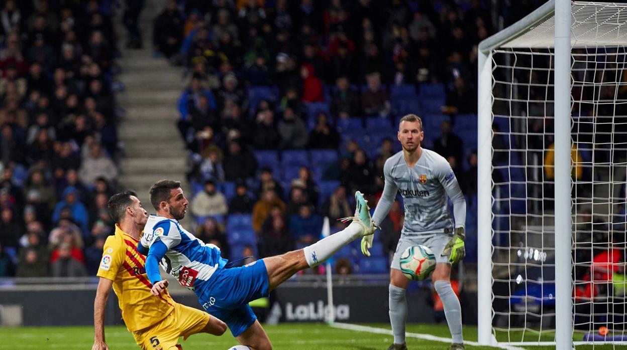 Neto bajo palos durante el partido ante el Espanyol