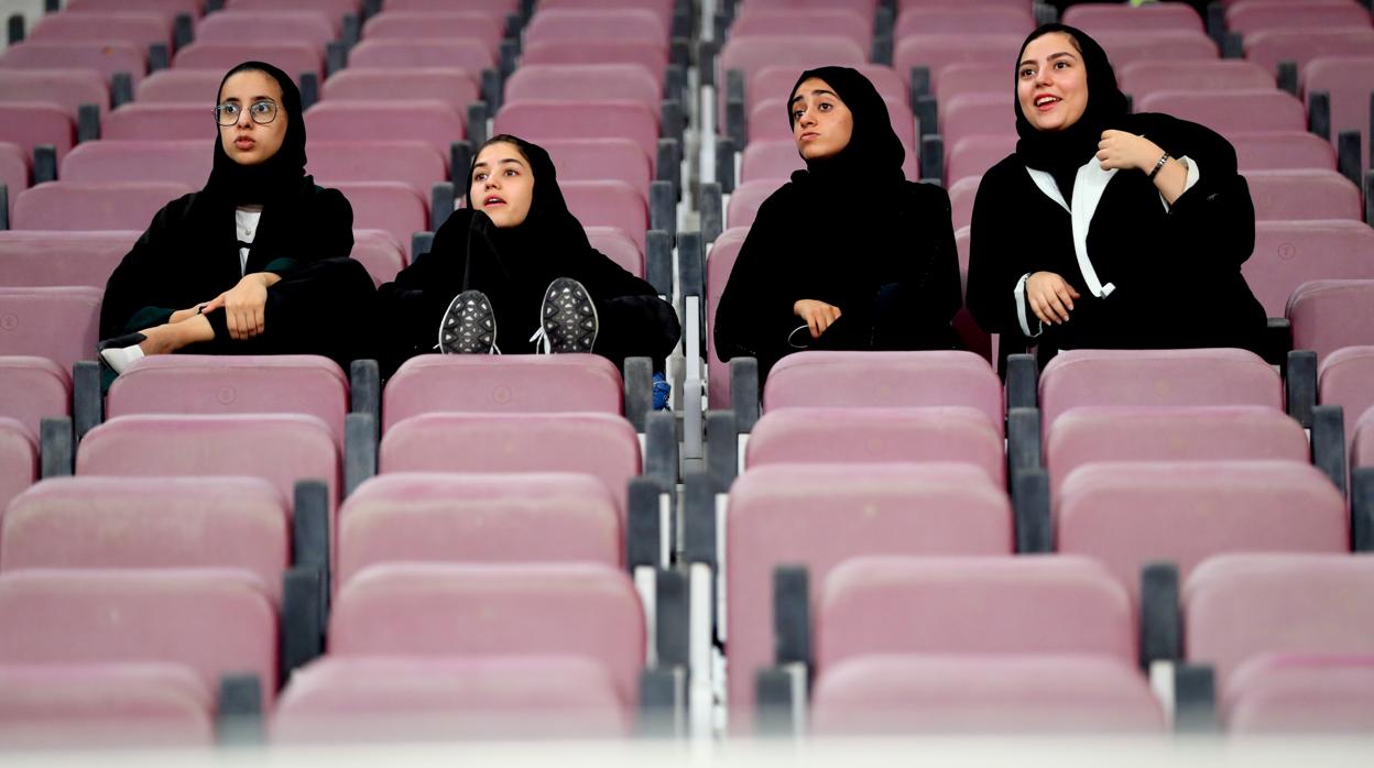 Varias mujeres, en las gradas de un estadio saudí