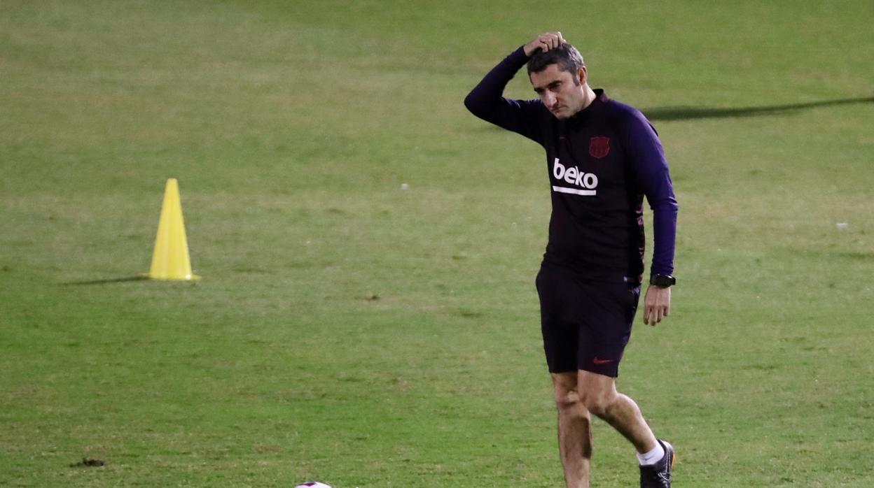 Ernesto Valverde durante el entrenamiento en Arabia Saudí