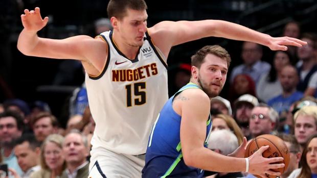 Brillan Antetokounmpo, Harden y Young mientras Jokic le gana el duelo a Doncic