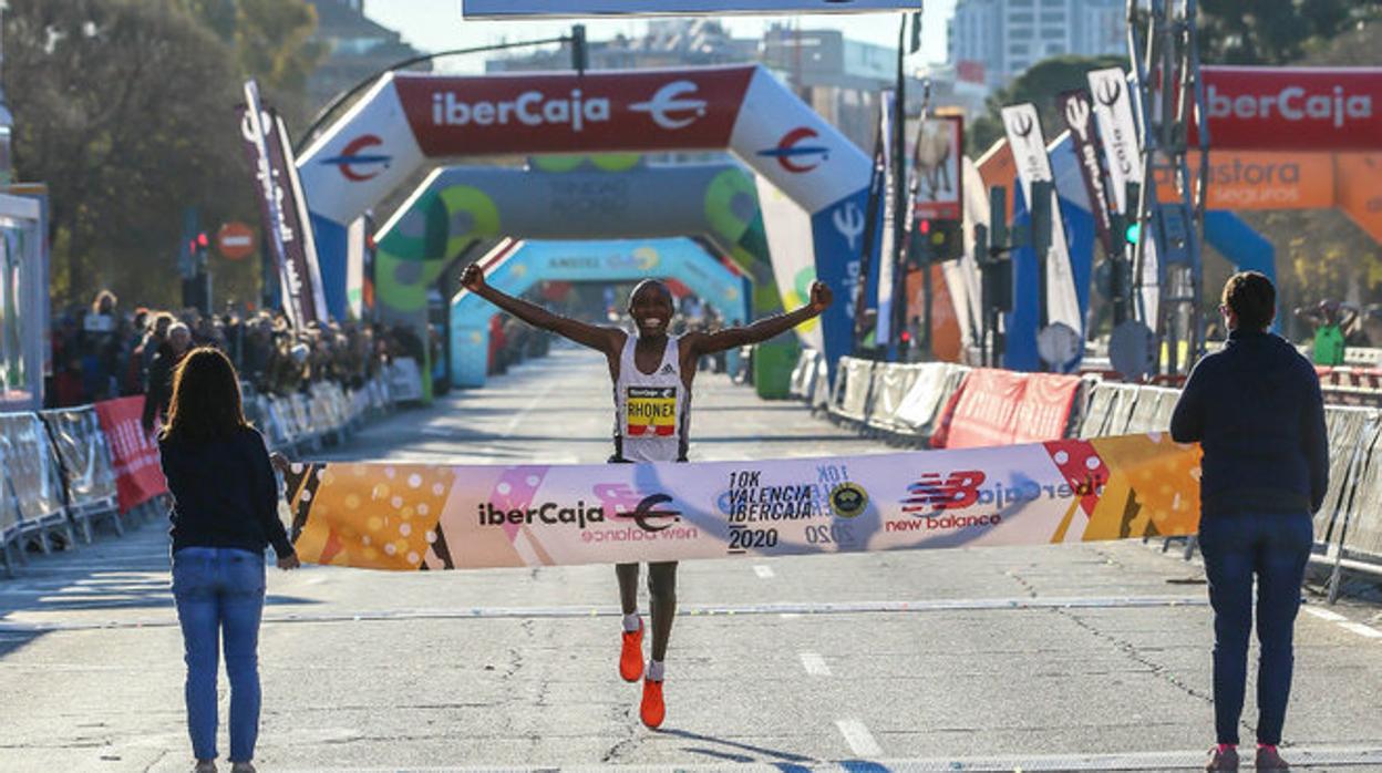 El keniano Rhonex Kipruto bate el récord del mundo de 10.000 metros en el 10K Valencia