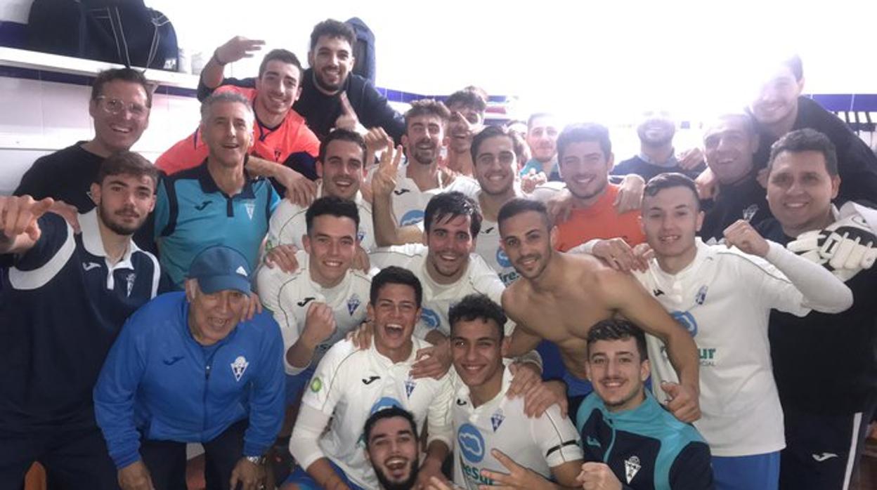 Los jugadores y el cuerpo técnico del Castilleja C. F., celebran la última victoria ante el San José