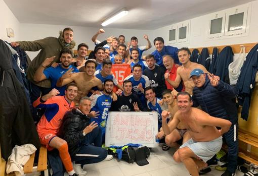 La plantilla del Castilleja celebró la victoria en Espiel, que le otorgaba el campeonato de invierno