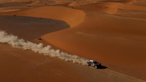 Carlos Sainz asesta un duro golpe a la general en el «Empty Quarter»