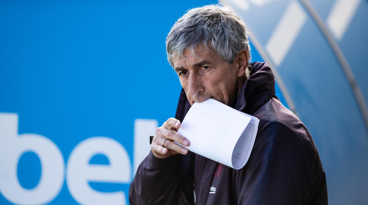 Quique Setien durante el entrenamiento del Barcelona