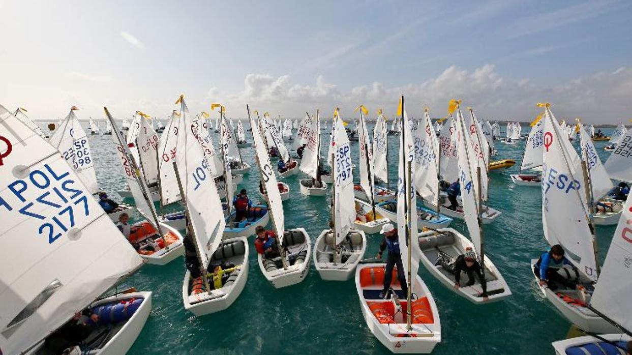 Pablo Tejera y la italiana Lisa Vucetti, primeros líderes en el Trofeo Euromarina Optimist Torrevieja