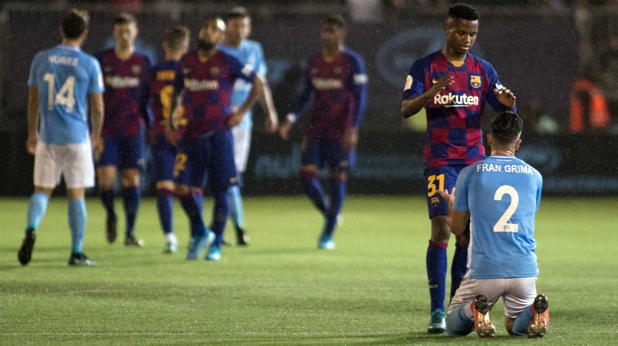 Los jugadores del Barcelona consuelan a los del Ibiza al final del partido