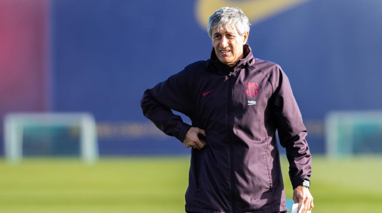 Quique Setién durante un entrenamiento del Barcelona