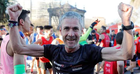 Fiz celebra su récord del mundo de 10 kilómetros para mayores de 55 años en Valencia