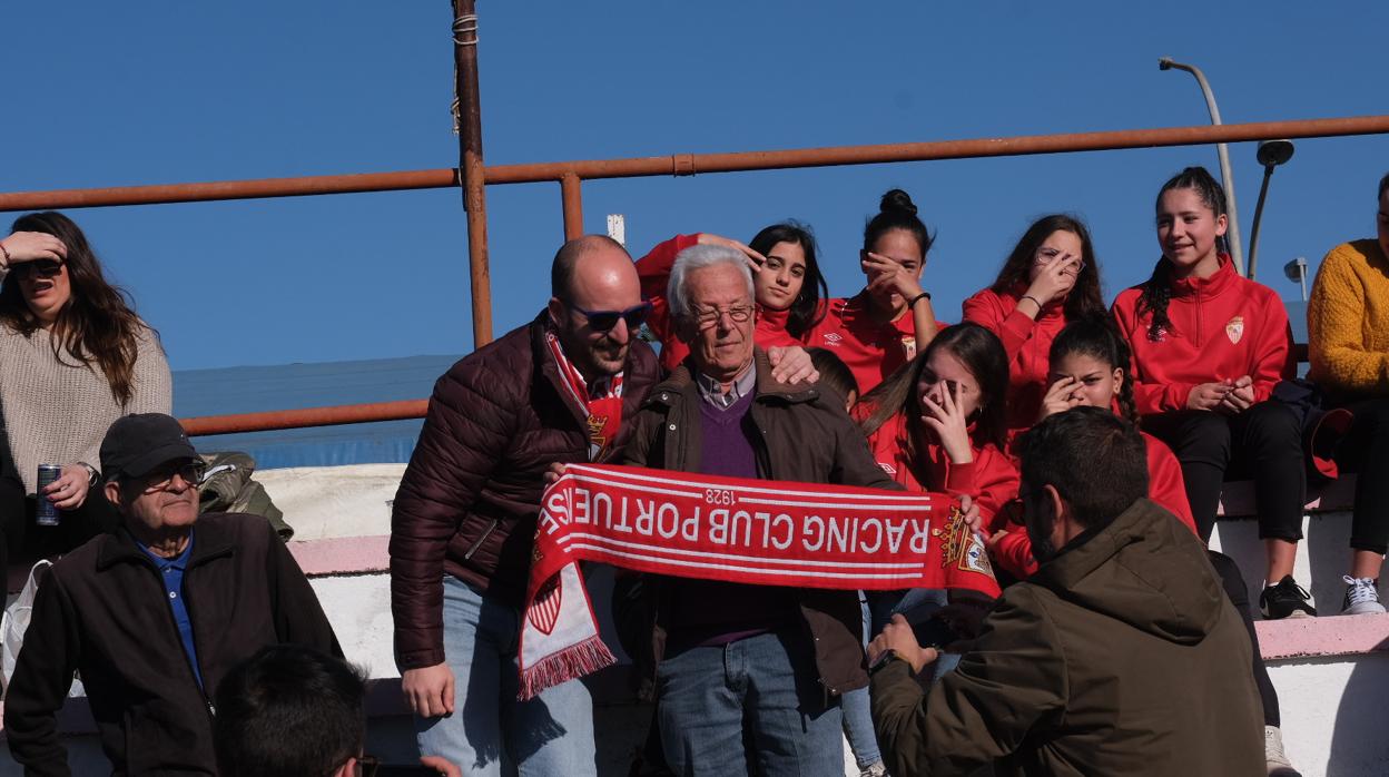 El alcalde junto a un fiel seguidor.