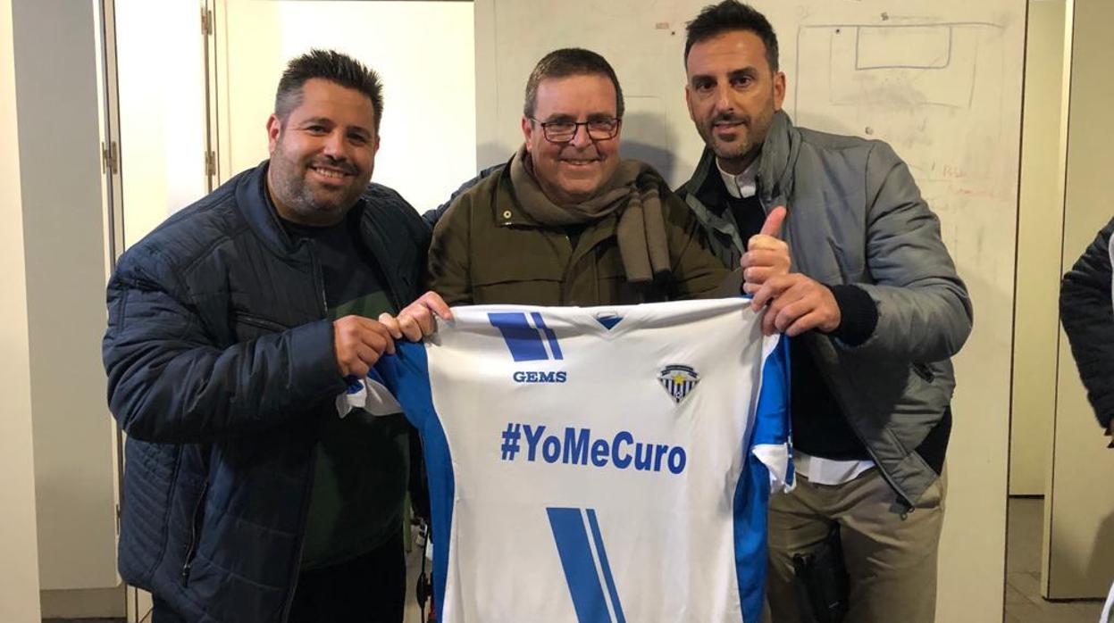 Juan Manuel Díaz posa con la camiseta del Estrella de San Agustín