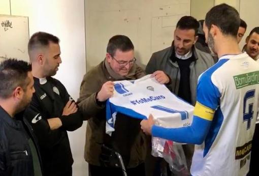 Momento en el que Juan Manuel Díaz, enfermo de mieloma múltiple, es homenajeado con la entrega de una camiseta