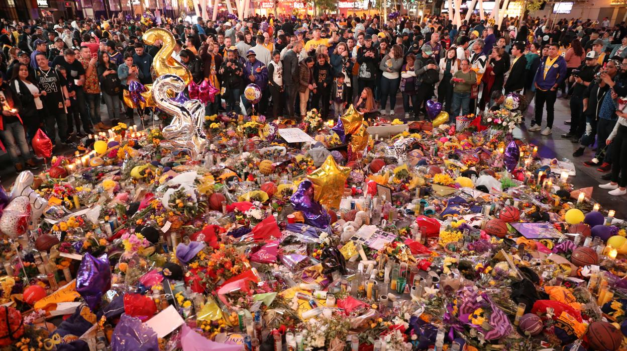 Ofrenda a Kobe Bryant en la entrada del Staples Center antes del partido