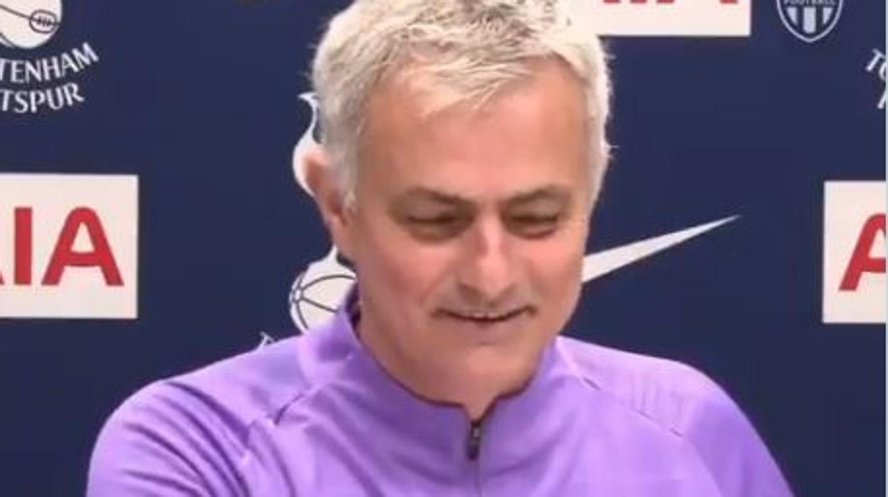 Mourinho se divierte ejerciendo de adivino en la sala de prensa