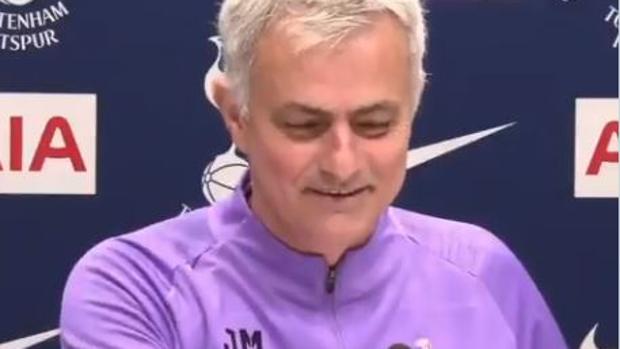 Mourinho se divierte ejerciendo de adivino en la sala de prensa