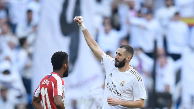 Benzema marca si ejerce de «nueve»