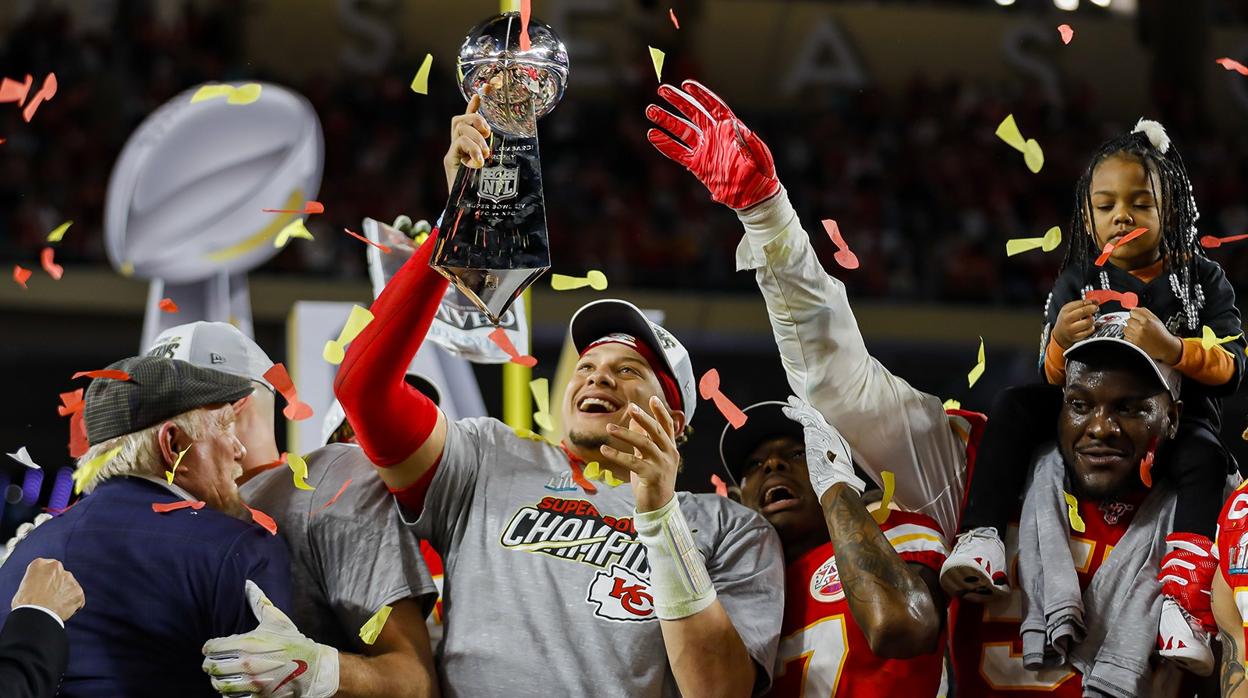 Mahomes, con el trofeo de la Super Bowl