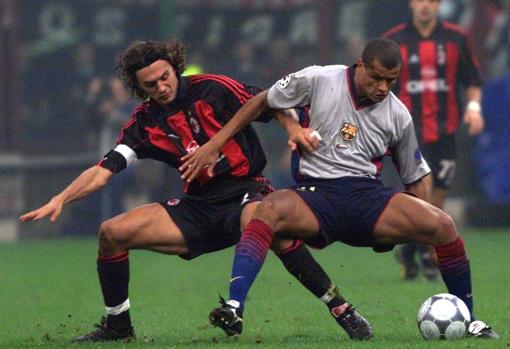 Paolo Maldini, en un partido del Milan contra el Barcelona