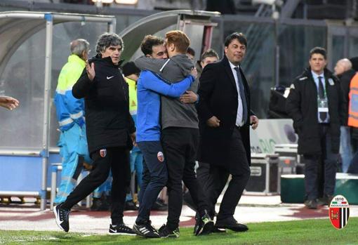 Guille Abascal y su preparador físico, Carlos María Valle, celebra la victoria con goleada en su debut en la Serie B