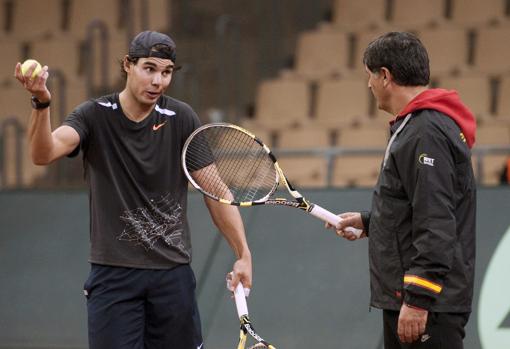 Toni y Rafa Nadal en un entrenamiento de la Copa Davis que se jugó en Sevilla