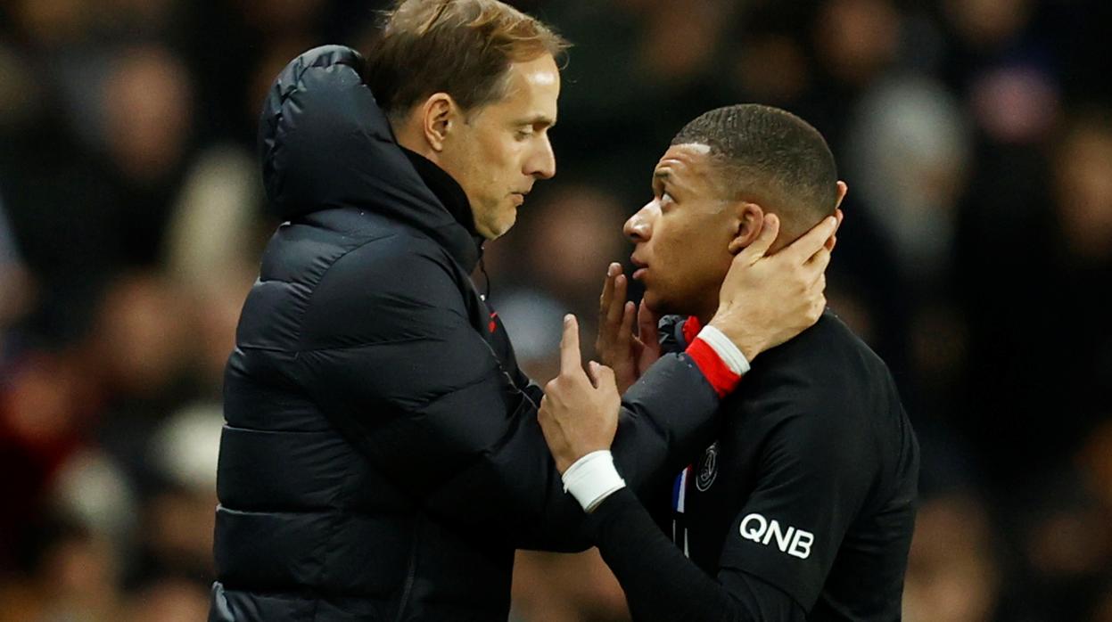 Tuchel y Mbappé, durante su discusión en la banda