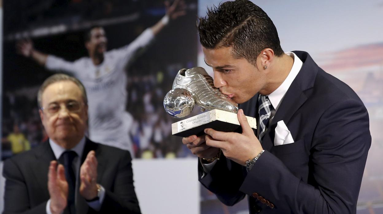 Florentino aplaude a Cristiano Ronaldo en la entrega de un premio