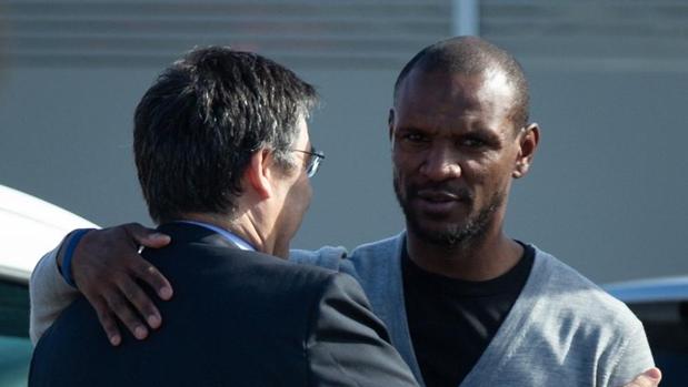 Bartomeu frena la salida de Abidal