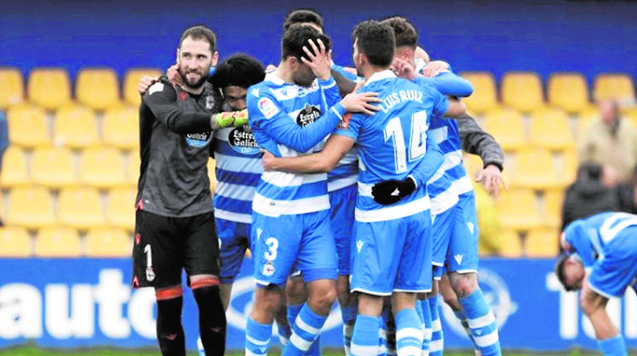 Los jugadores del Deportivo de la Coruña, abrazados en la celebración de un gol