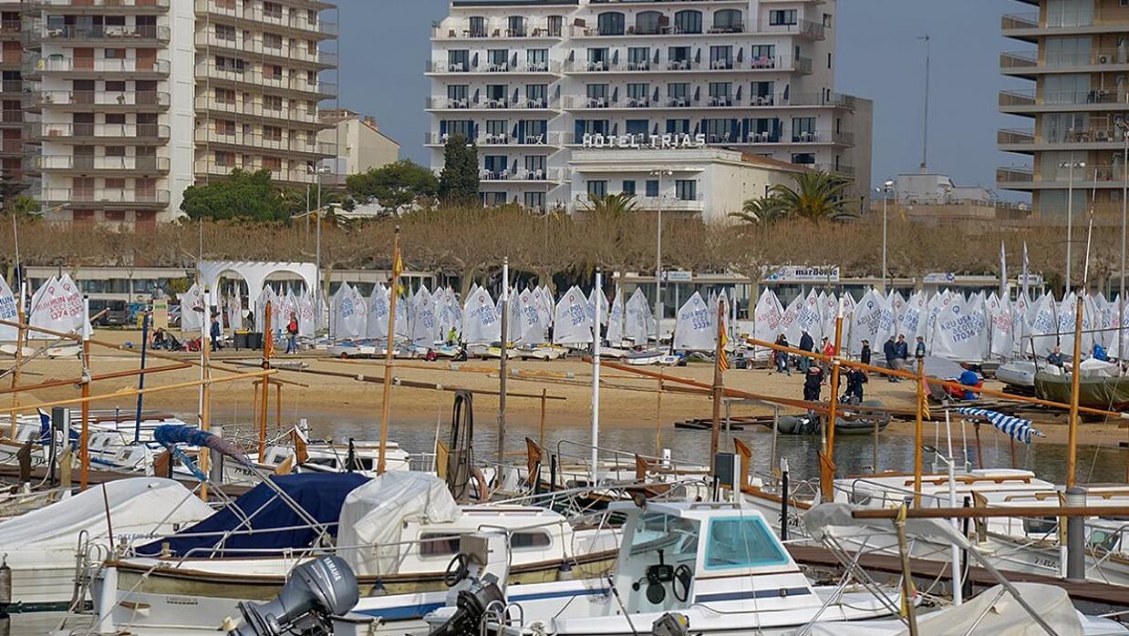 Centenares de Optimist en la Platja Gran de Palamós