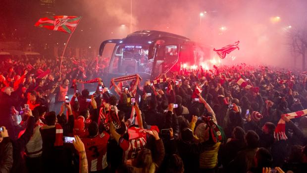 Así ha sido la espectacular llegada del autobús del Athletic a San Mamés