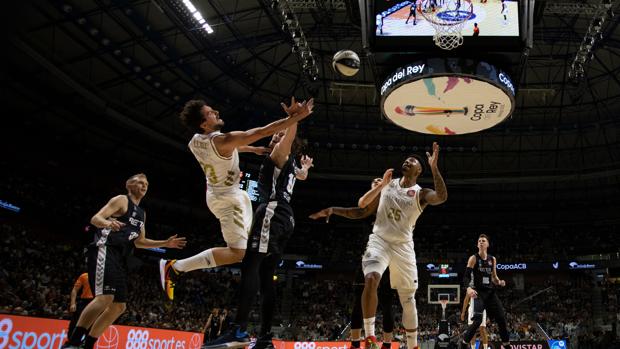 Llull rescata a un Madrid a medio gas