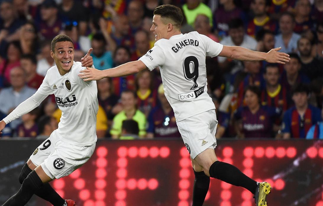 Gameiro celebra un gol con el Valencia