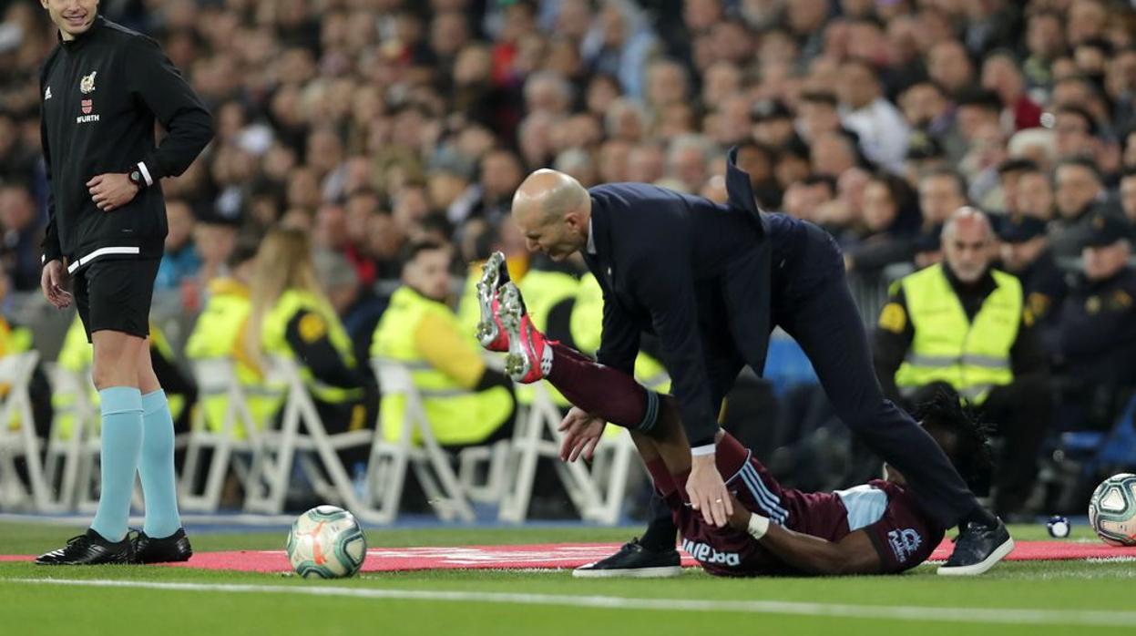 Zinedine Zidane acabó por los suelos tras un fuerte golpe con Aidoo