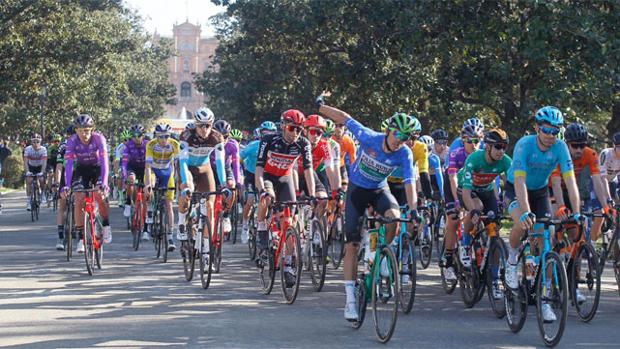 Gran ambiente en la salida de la Vuelta a Andalucía desde la Plaza de España