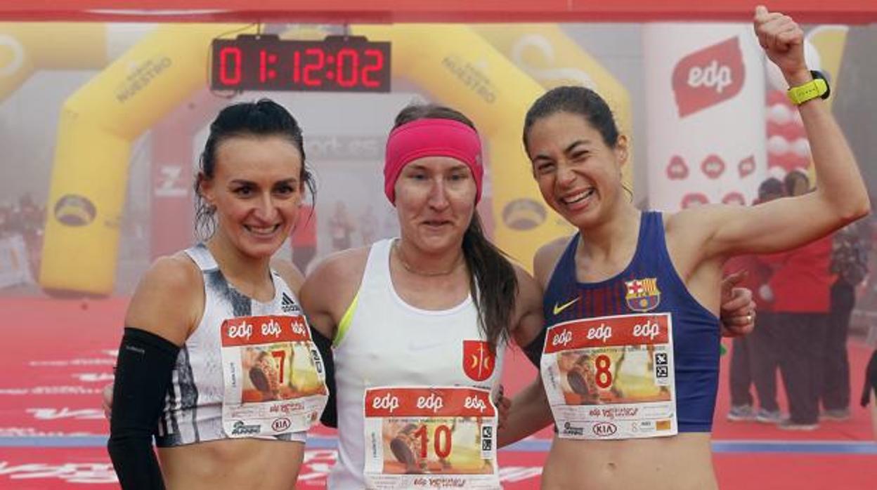 Galimany, a la derecha, junto a Izabela Trzaskalska y Lilli Partridge en la meta del EDP Medio Maratón