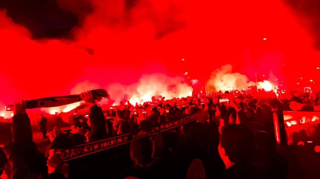 Recibimiento de la afición al autobús del Atlético antes del partido ante el Liverpool