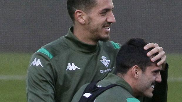 La alegría del vestuario del Betis por el retorno de Juanmi