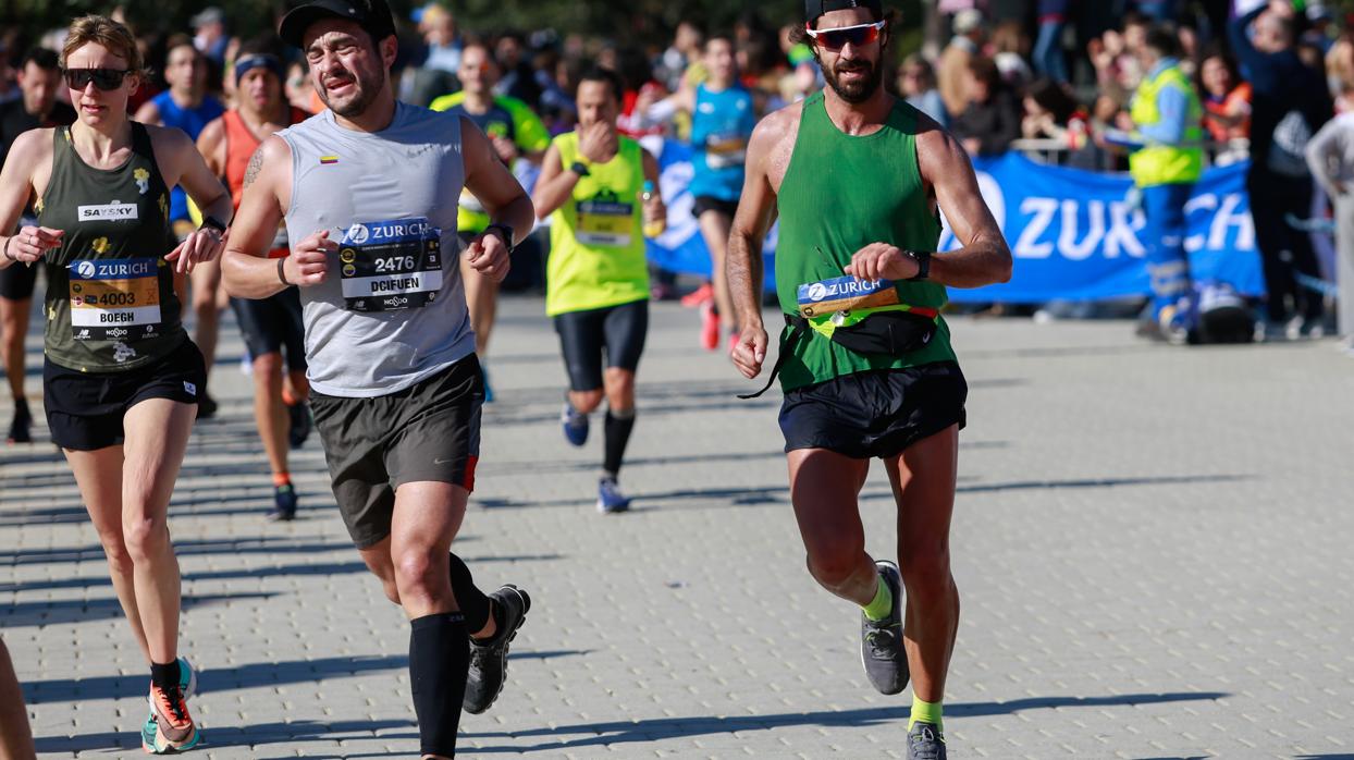 Miles de sevillanos han animado a los corredores del Maratón