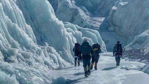 Polémico asalto final al Everest invernal