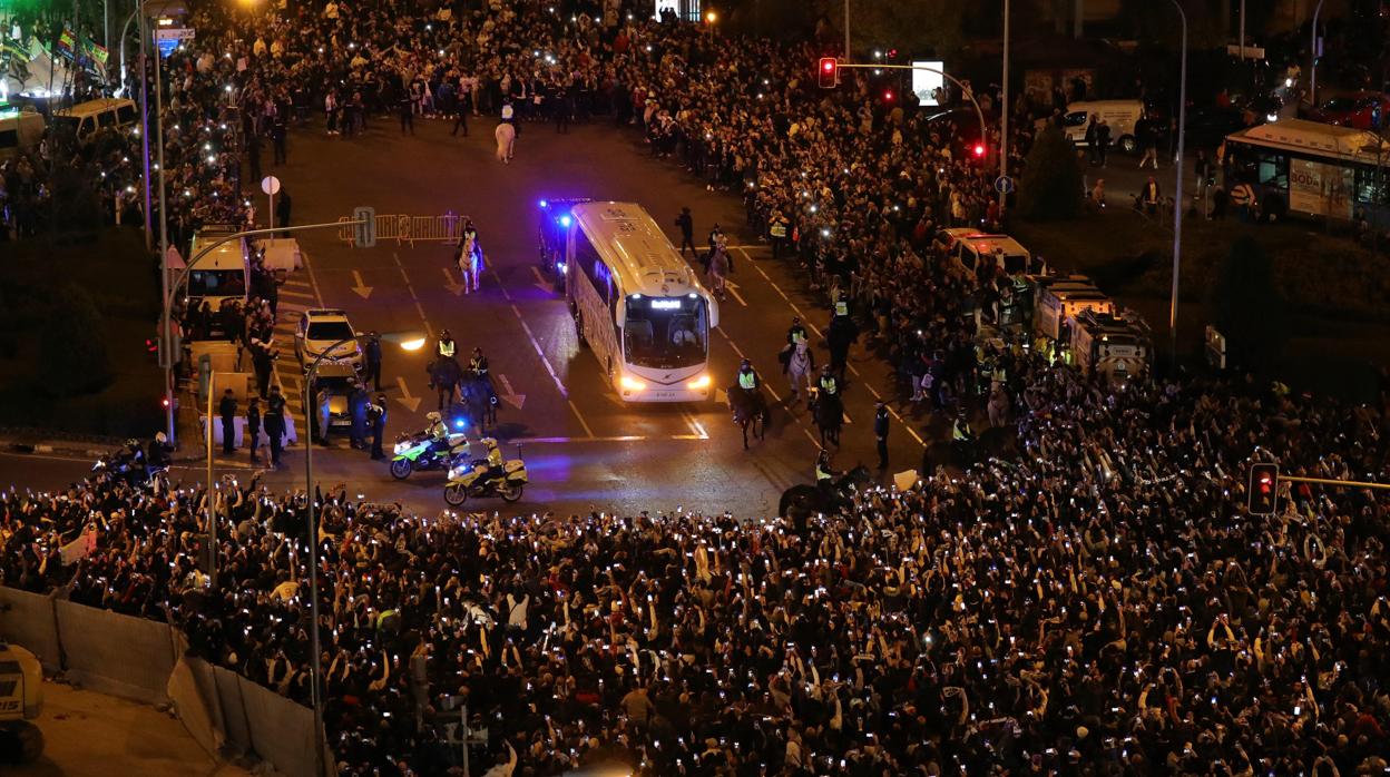 El autobús del Real Madrid, sitiado por la afición