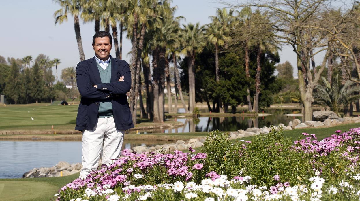 Enrique Martín posa en uno de los hoyos del Real Club Sevilla Golf